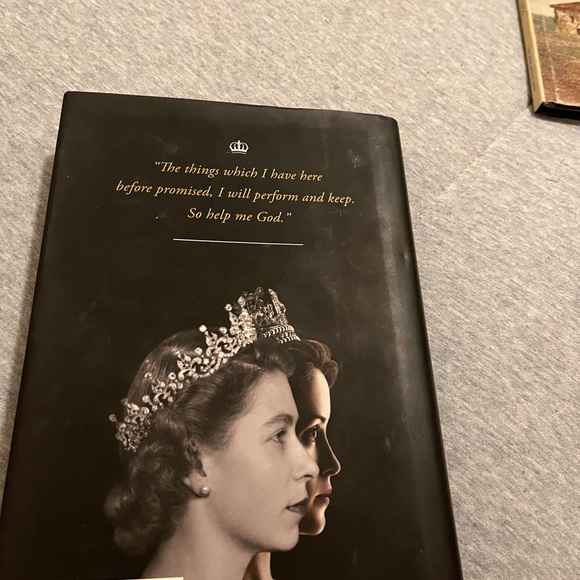 The Crown companion book. Volume 1 - Picture 2 of 4